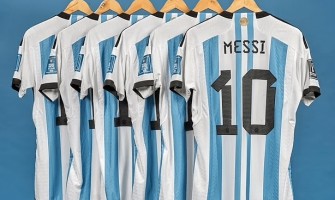 6 camisas e troféus do Messi em leilão!